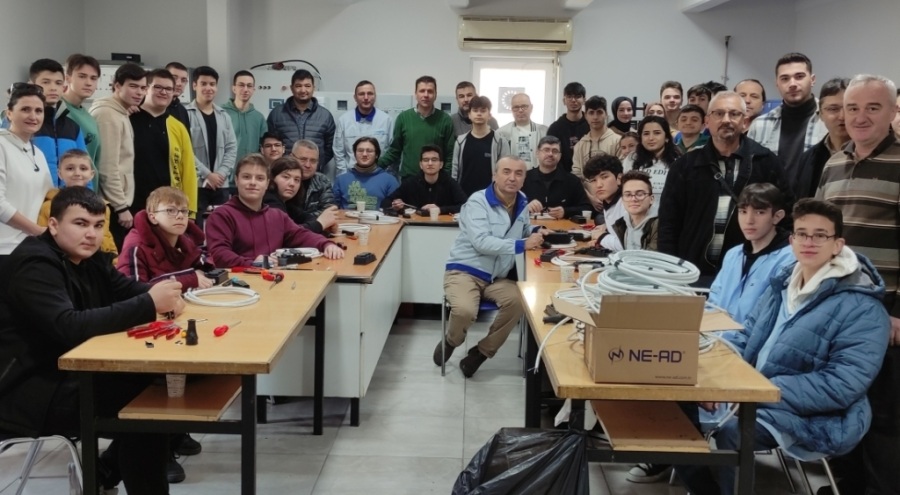 Bursalı öğrenciler depremzedeler için priz üretti