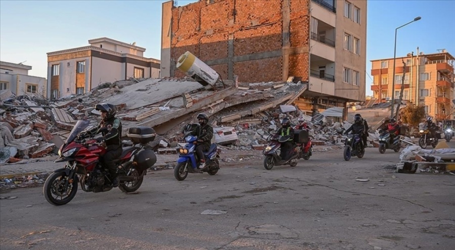 Depremzedelere tıbbi malzemeler motosikletle ulaştırılıyor