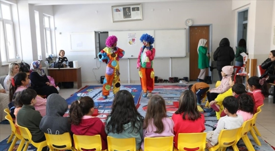 Van'da afetzede çocuklara palyaço gösterisi