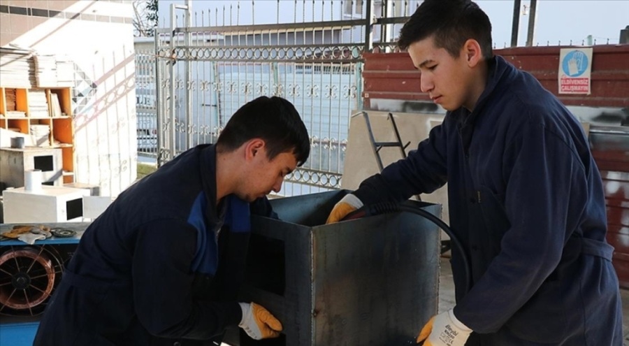 Lise öğretmen ve öğrencileri depremzedeler için soba üretimi yapıyor