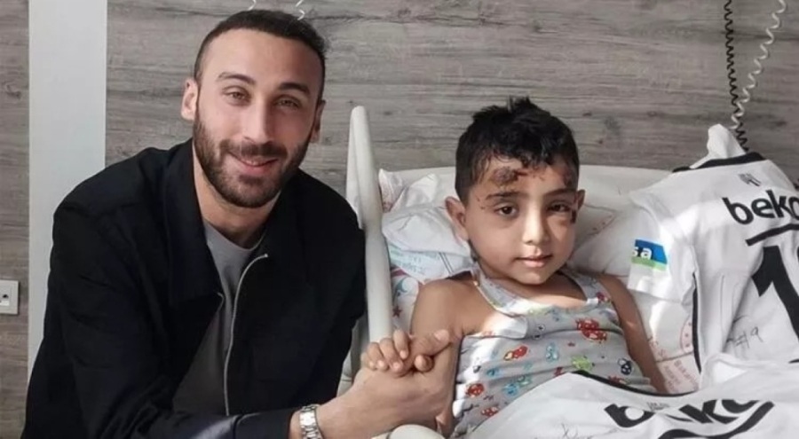 Beşiktaşlı Cenk Tosun, formasını isteyen Cavit ile buluştu