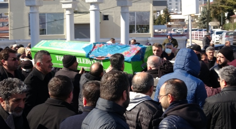 Depremde yaşamını yitiren öğretmen son yolculuğuna uğurlandı