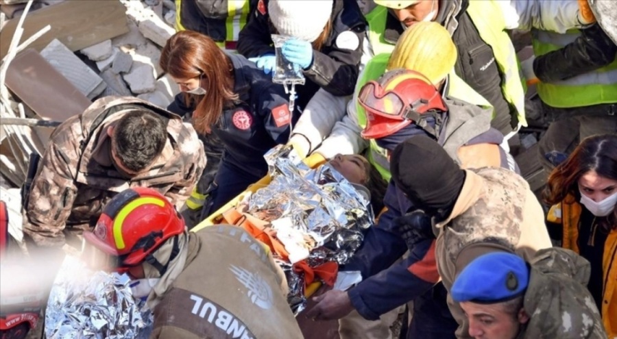 201 saat enkazda kalan öğretmenin sırtına dokununca yaşadığını anlamışlar