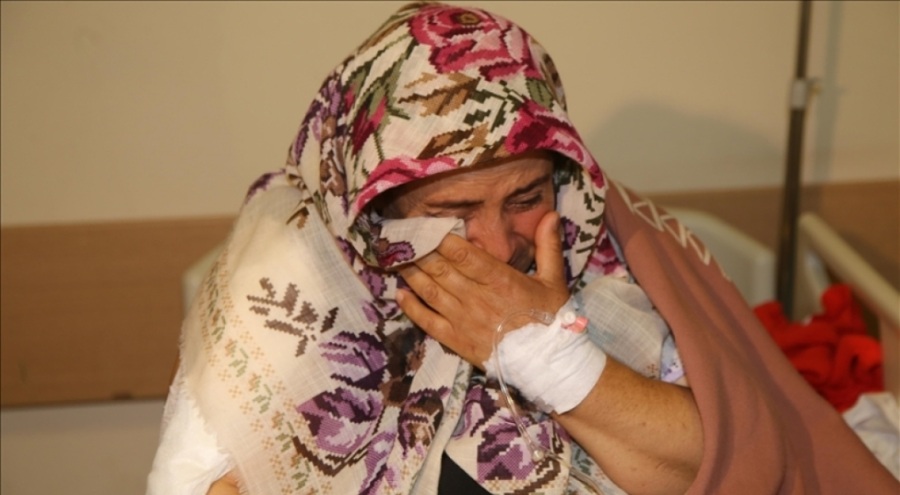 Depremde çocuklarını korumak için girdiği dolabın altında omzu kırıldı