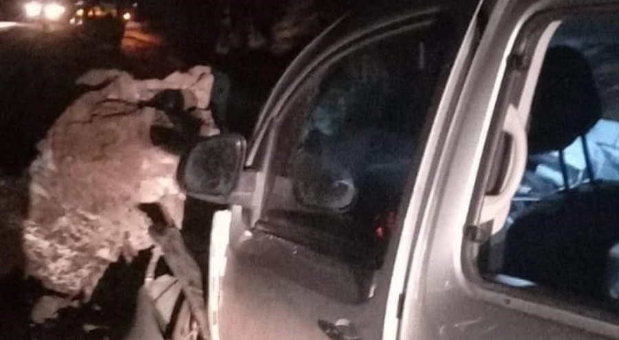 Yamaçtan kopan kaya otomobilin üzerine düştü: 2 yaralı