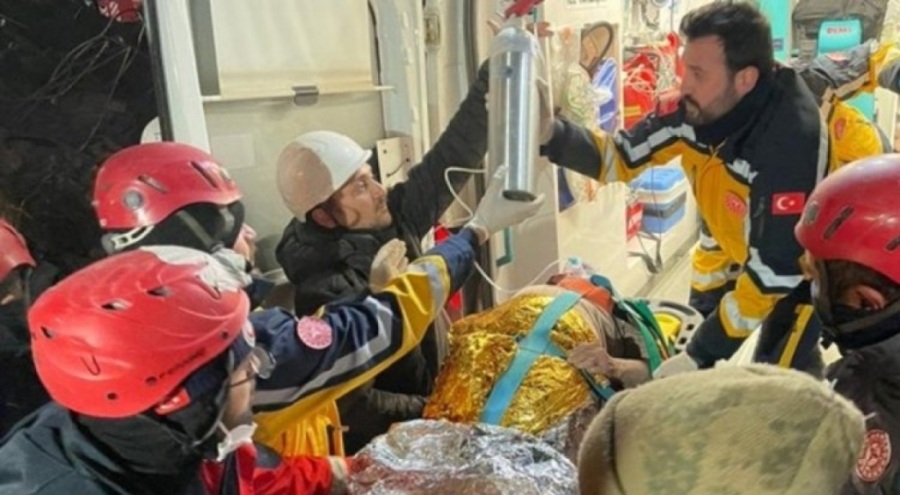 77 yaşındaki Fatma Güngör depremin 212. saatinde kurtarıldı