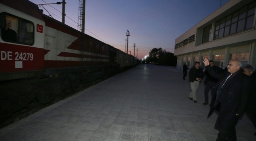 İzmir'den deprem bölgesi için 18 vagon yardım malzemesi yola çıktı