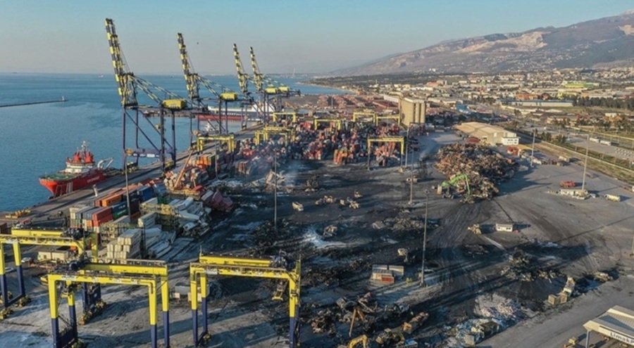 İskenderun Limanı'nda konteyner temizliği