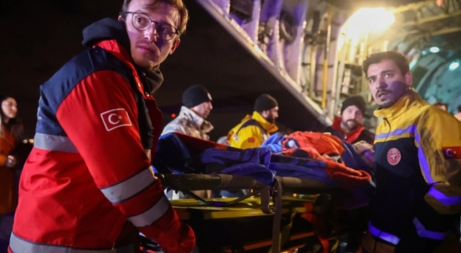 Depremlerde yaralanan 30 kişi daha İstanbul'a getirildi