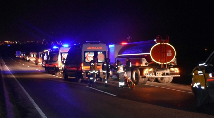 Deprem bölgesinden dönen ekibi taşıyan midibüs devrildi