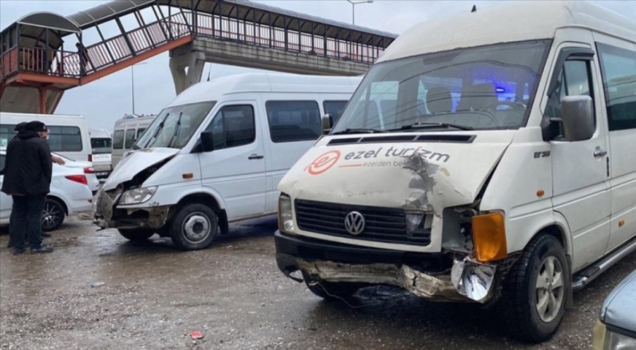 Düzce'de 4 aracın karıştığı zincirleme trafik kazasında 15 kişi yaralandı