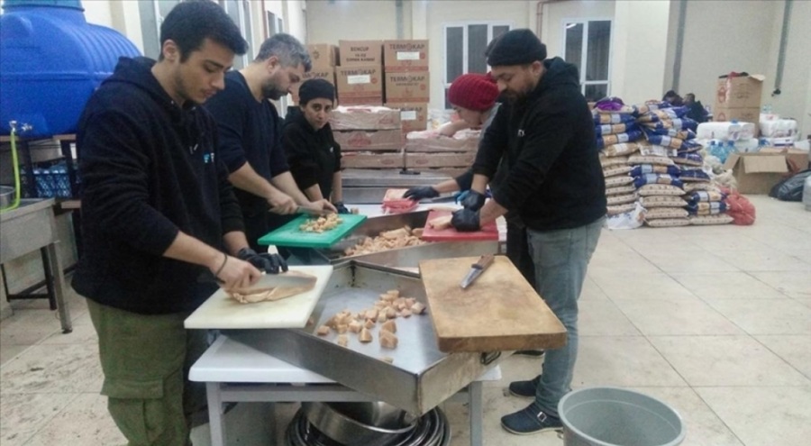 Eskişehir'den iki meslek lisesi Hatay'da günlük 12 bin kişilik yemek yapıyor