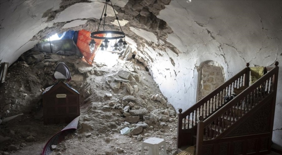 Bayezid-i Bistami Türbesi de depremde hasar aldı