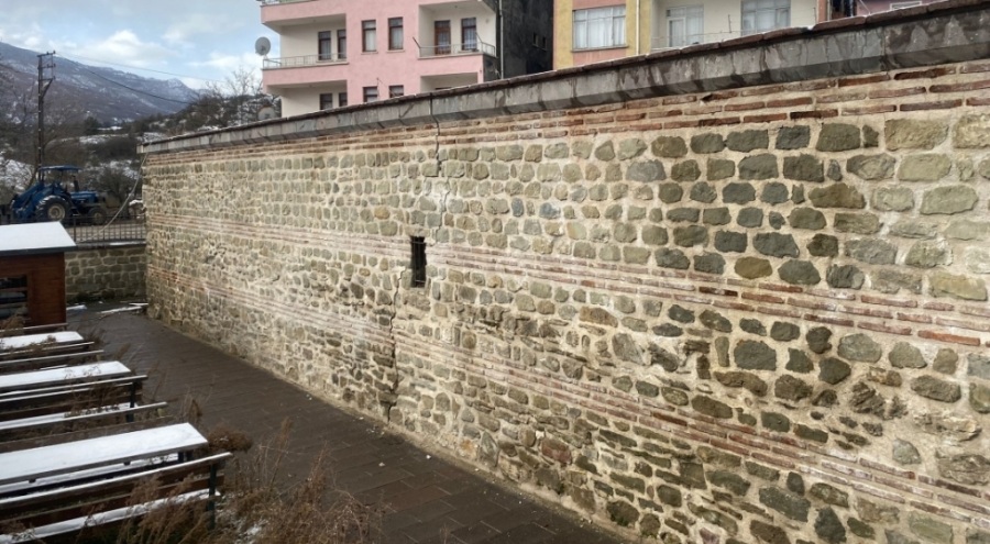 İki büyük deprem sonrası 5 asırlık tarihi hanın duvarında hasar oluştu