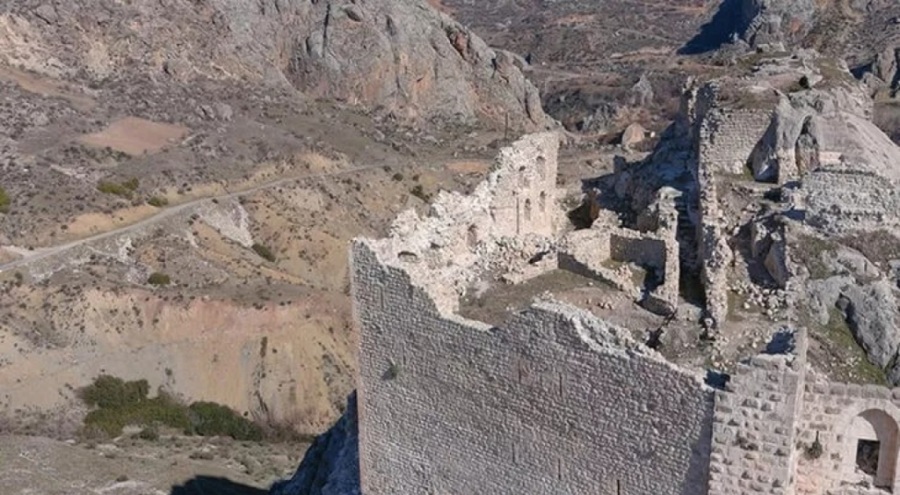 Kahta Kalesi depremde hasar aldı