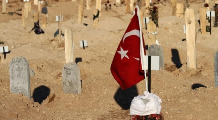 Deprem mezarlığında yürek yakan görüntüler