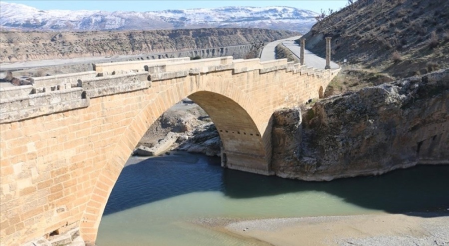 Tarihi Cendere Köprüsü, depremden sonra ayakta kalmayı başardı
