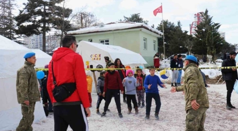 Komandolar ile afetzede çocukların voleybol maçı