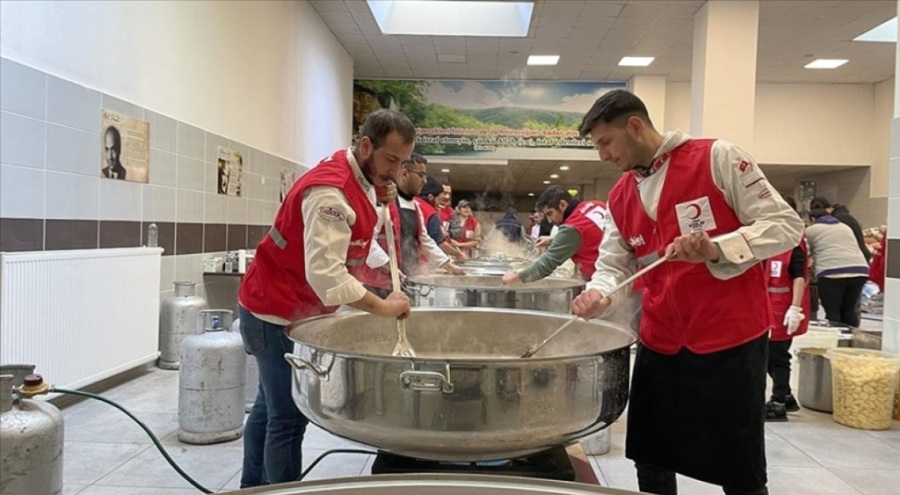 Gönüllü şefler Kızılay'ın aşevlerinde afetzedelere yemek pişiriyor
