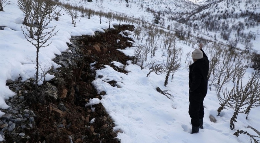 Malatya'nın kırsalında deprem nedeniyle yarıklar meydana geldi
