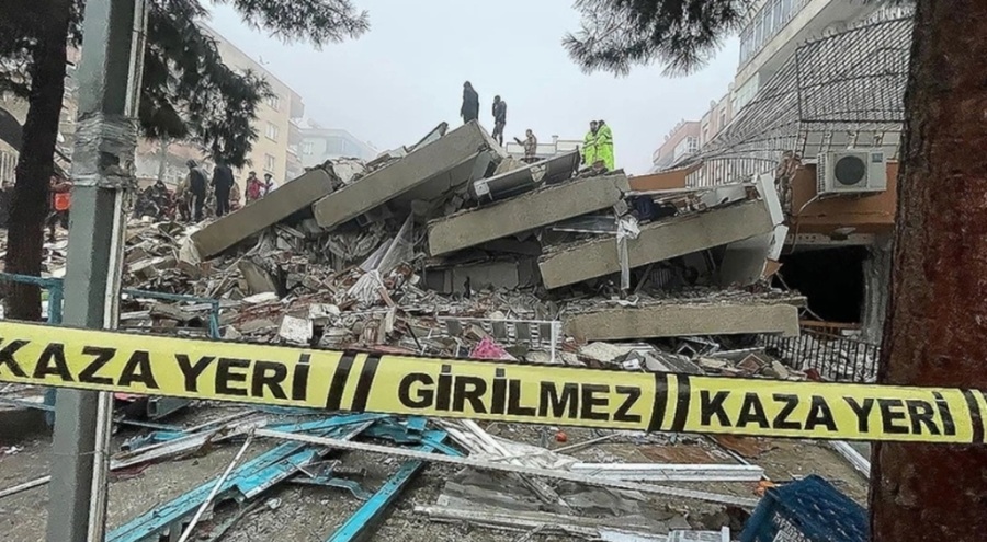 Deprem soruşturmasında gözaltı kararı verilen 14 kişiden 3'ü enkaz altında yaşamını yitirdi