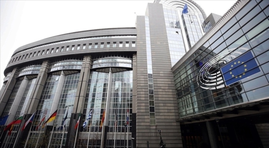 Avrupa Parlamentosu'nda teröristler Abdullah Öcalan'ın posterlerini açarak slogan attı