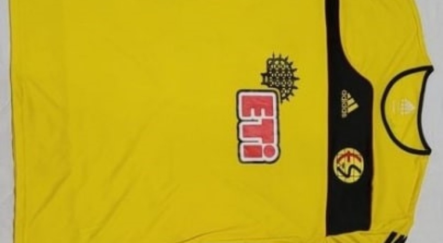 Batuhan Karadeniz'den depremzedelere Eskişehirspor formalı destek