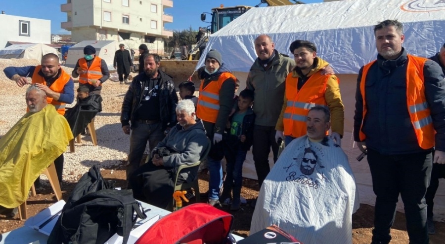 Kuaförler bu kez depremzedeler için makas tuttu