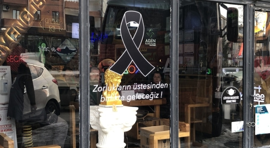 Eskişehir'de esnaf, milli yas sebebiyle camlarına siyah kurdele yapıştırdı