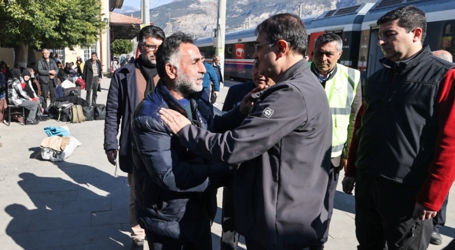 Bakan Dönmez, İskenderun'da depremzedeleri ziyaret etti