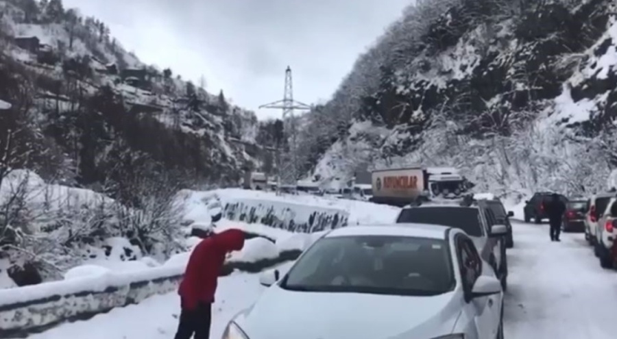 Artvin'de ulaşıma kar engeli