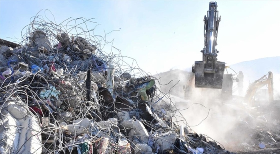 Elbistan'da enkaz kaldırma çalışmaları sürüyor