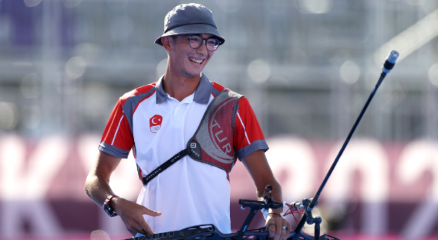 Mete Gazoz, şampiyonluk okunu depremzedeler için bağışladı