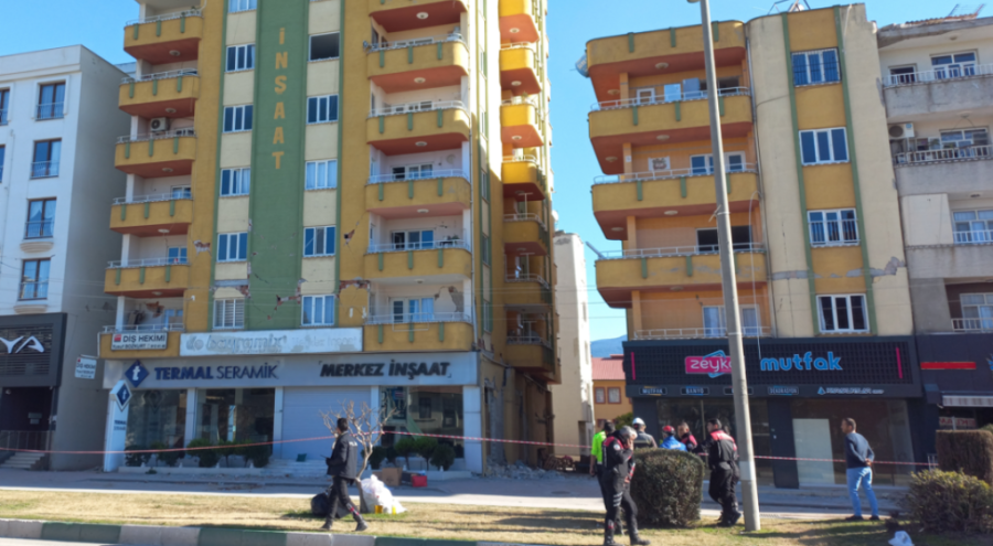 Osmaniye'de hasarlı binalarda polis nöbeti