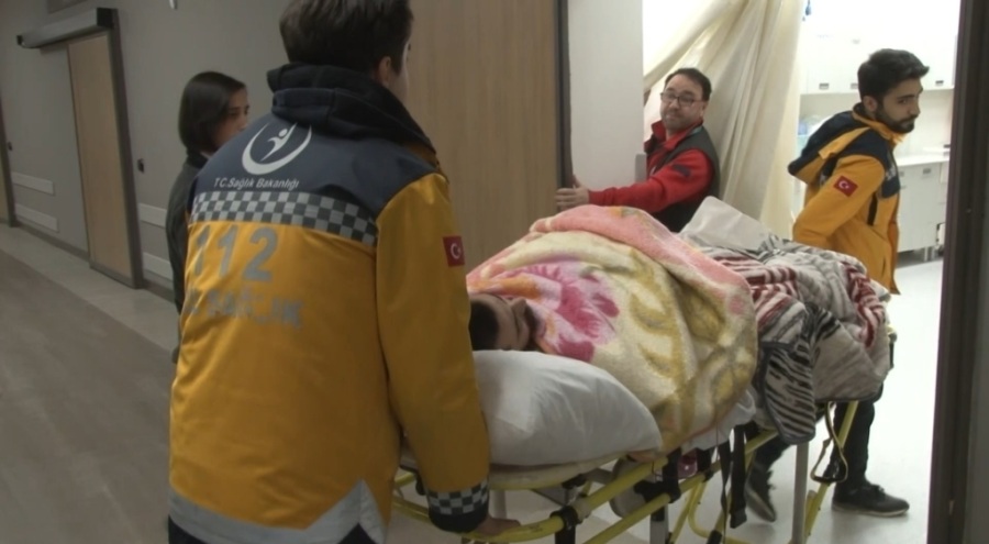 Enkazdan çıkarılan iki kardeş, ambulans uçakla İstanbul'a getirildi