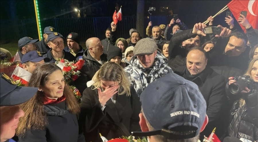 Polonyalı kurtarma ekipleri alkış ve çiçeklerle uğurlandı