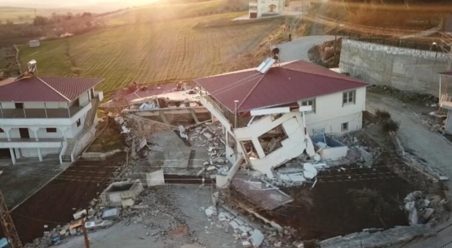 Depremde köy ortadan ikiye bölündü