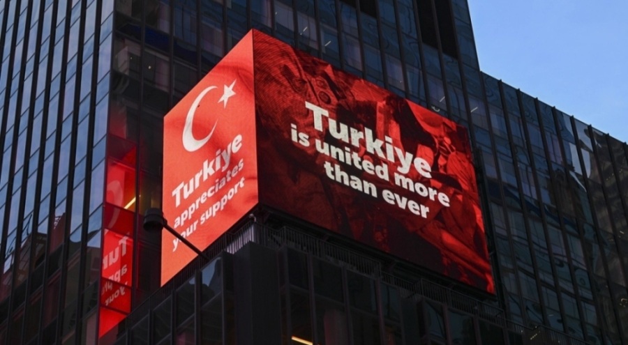 Times Meydanı'nda depremlerde hayatını kaybedenler için mesajlar yayınlandı