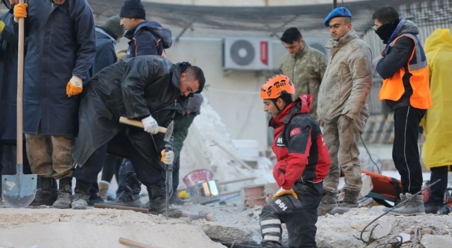Anne babası depremde can vermişti...  Babasının son siparişi yürek burktu