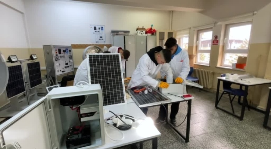 Bursa'daki meslek lisesi deprem bölgesi için mobil GES paneli üretiyor