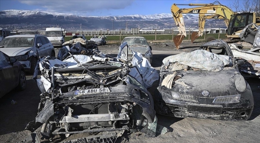 Hasar gören araçların hali depremin şiddetini yansıtıyor