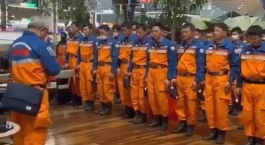 Japon arama kurtarma ekibinden saygı duruşu