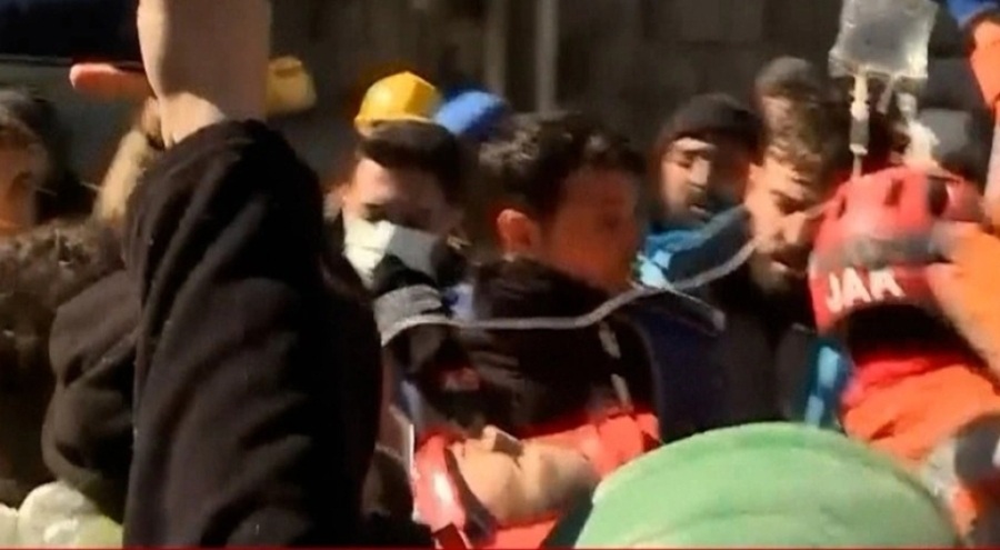 Deprem bölgesinden mucize kurtuluş! 248. saatte sağ çıkarıldı