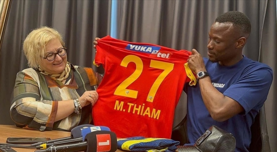 Kayserisporlu Thiam afetzedeler için imzalı formalarını bağışladı