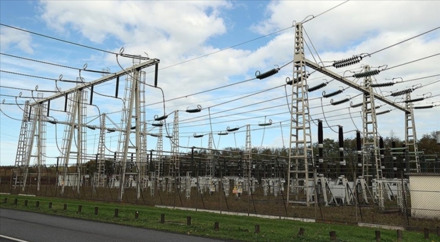 Fransa'da grev kararı alan enerji sektörü çalışanları elektrik üretimini kısıtladığını duyurdu