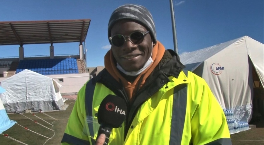 "Türkiye'ye borcumu ödemeliyim" diyen Afrikalı öğrenci deprem bölgesinde