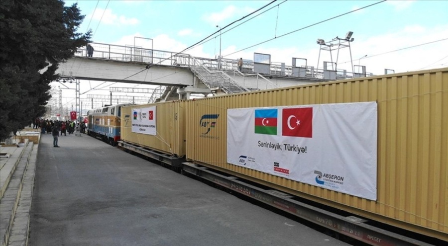 Azerbaycan'dan yardım malzemeleri taşıyan tren yola çıktı