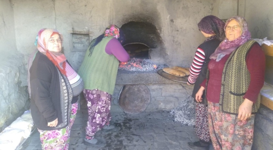 Bursa Harmancık'ta depremzedelere ekmek yapılıyor