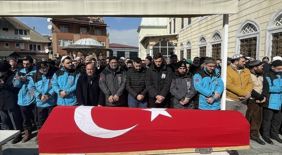 Deprem bölgesinde kalp krizi geçiren dernek görevlisi toprağa verildi