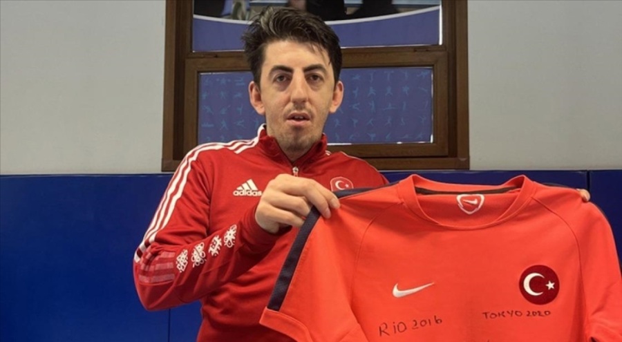 Paralimpik şampiyonu Abdullah Öztürk'ün forması afetzedeler için açık artırmada